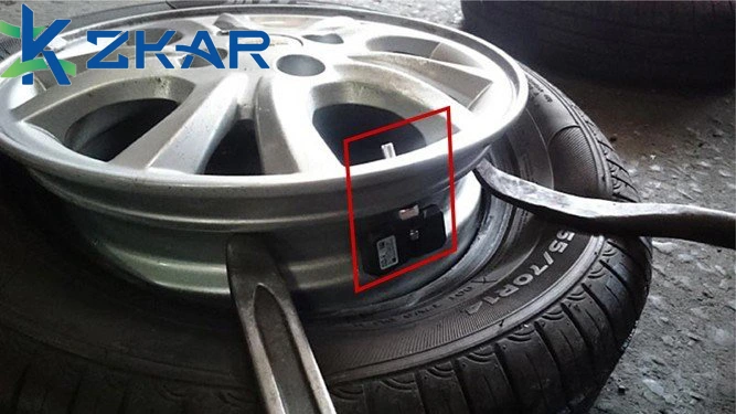 Cảm biến áp suất lốp được trang bị ở lốp xe cho ô tô